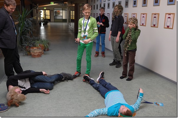 FLL 2017, harjutatakse esitluseks. Etenduse proovim&auml;ng. Kaks p&otilde;tra on parasjagu kihutava auto alla j&auml;&auml;nud - aga noortel on sellele lahendus olemas.
